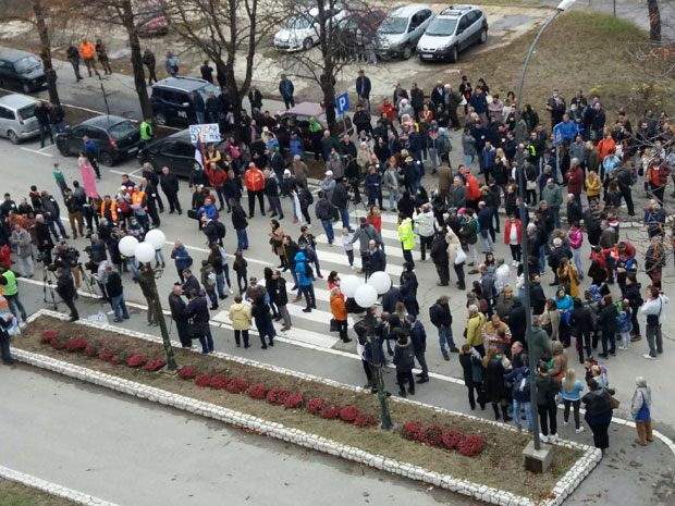 Борани траже чистији ваздух: Протест испред седишта Зиђина (ВИДЕО)